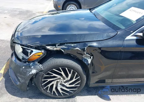 2016 Mercedes-Benz C 300 Luxury/Sport z USA, uszkodzony, nr VIN 55SWF4JB9GU169458